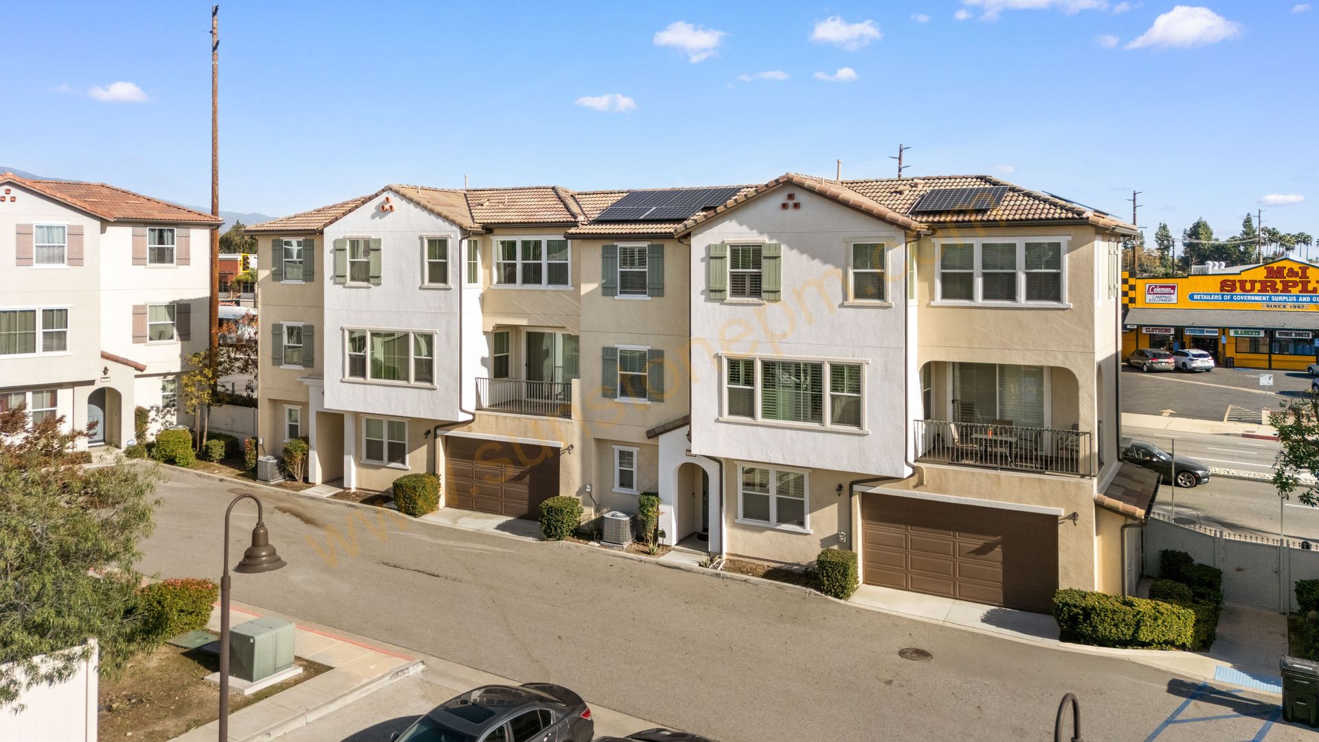 Pomona Townhome: 227 Promenade St