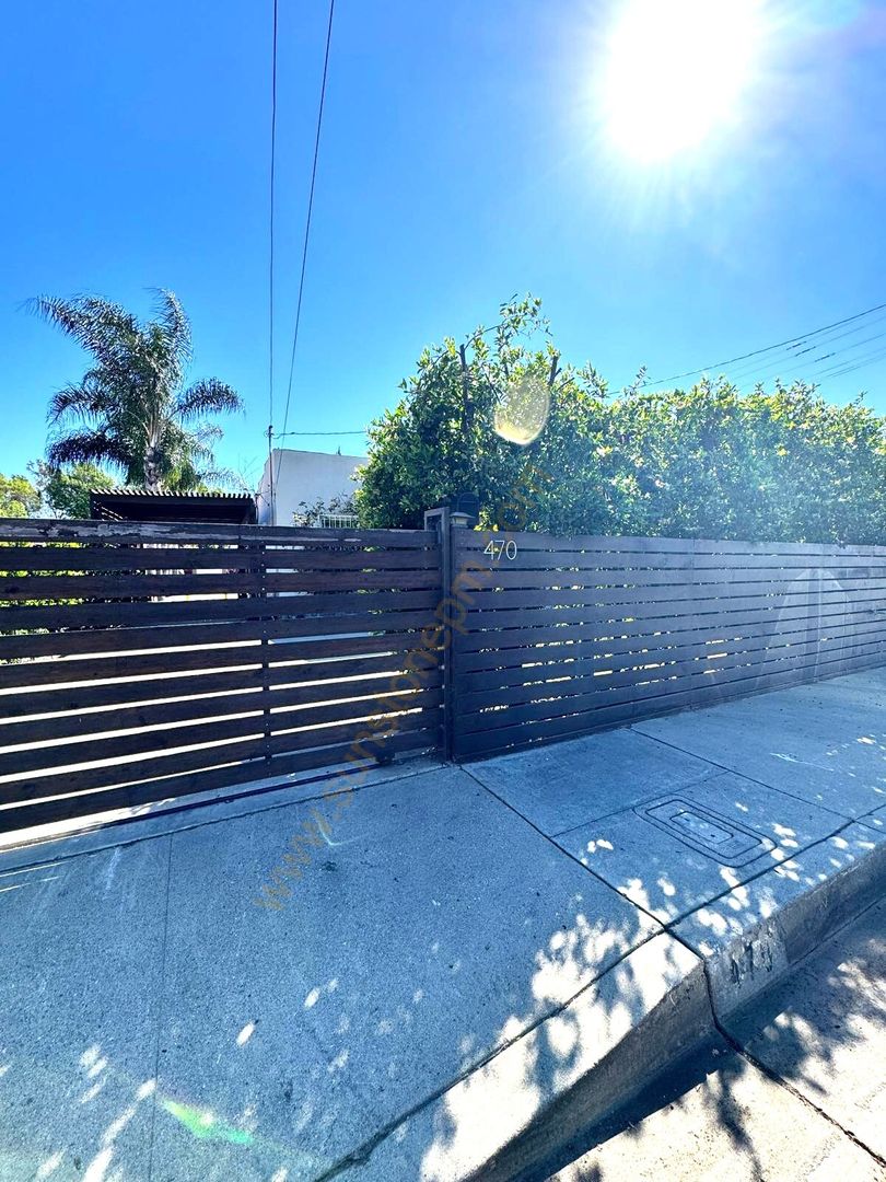 Pomona House: 470 W 12th St