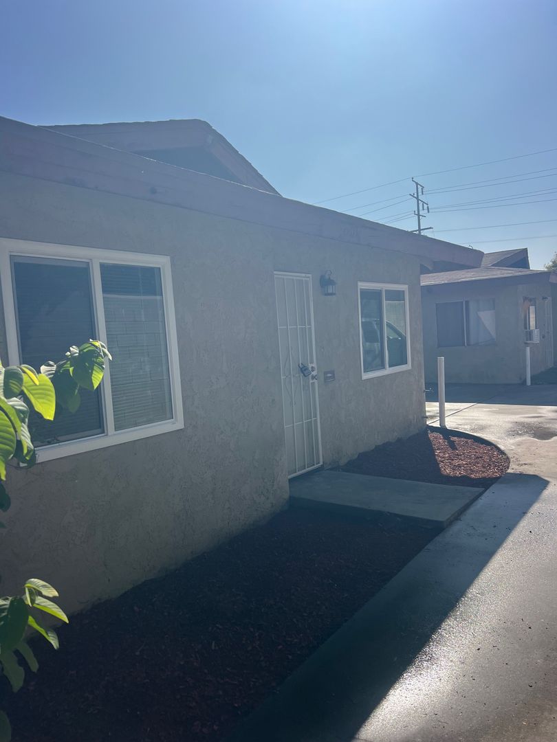 Cudahy Apartment: 4303 Clara St.