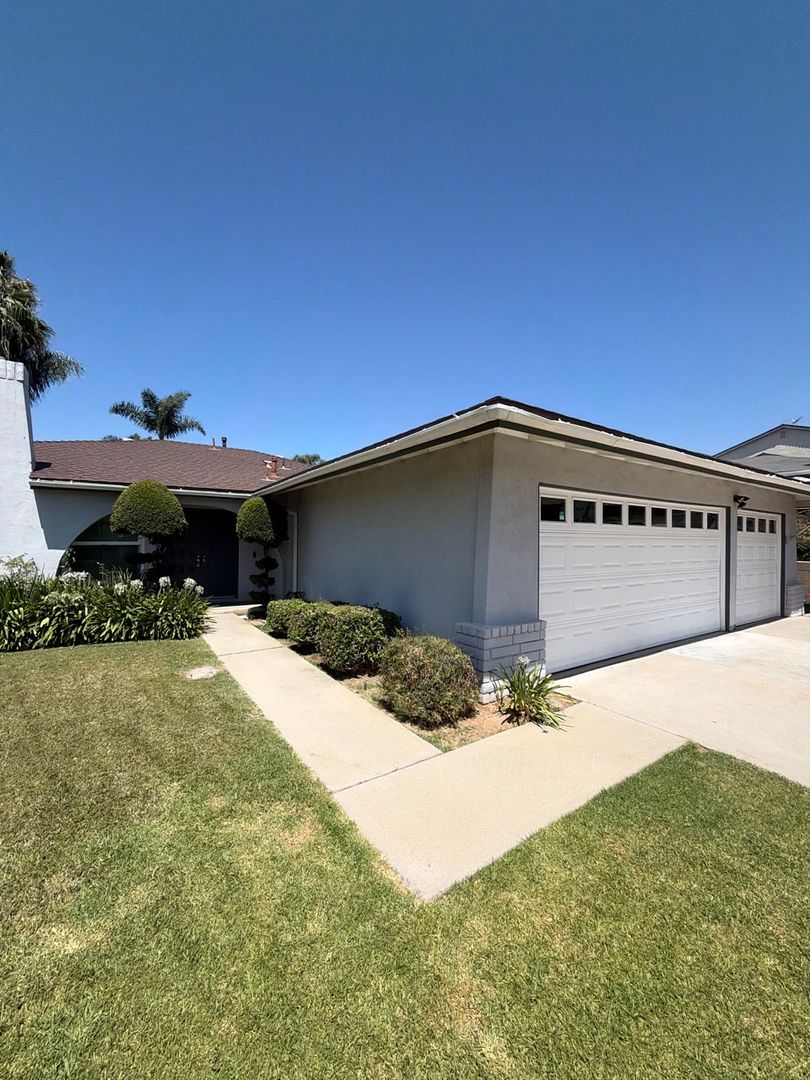 Whittier House: 927 Redlen Ave