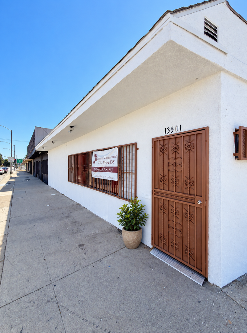 South Gate Apartment: 13501 Paramount Blvd