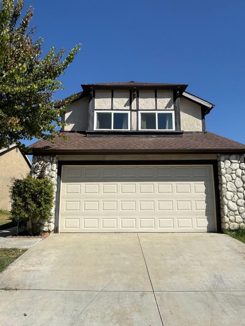 Fontana House: 11859 Rustic Place