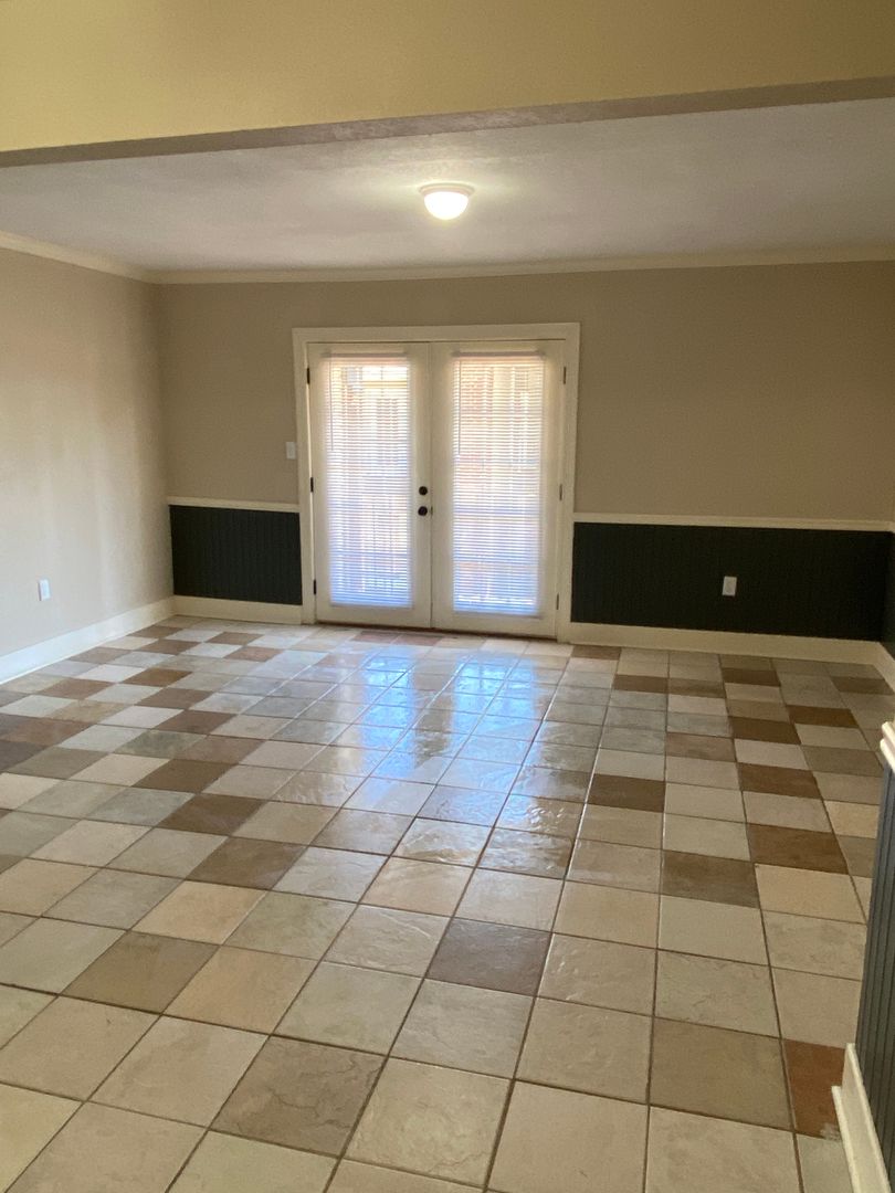 Searcy Apartment: 2103 W Beebe Capps Expy