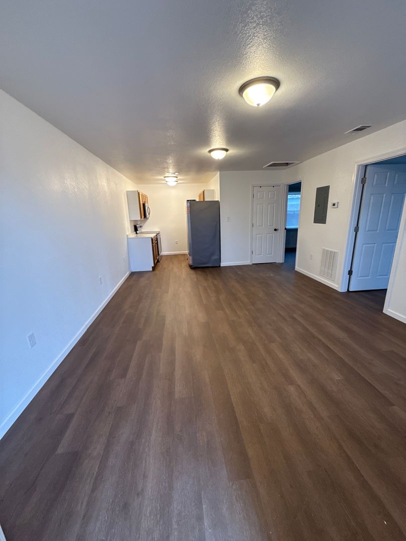 Searcy Apartment: 1104 E Race Ave