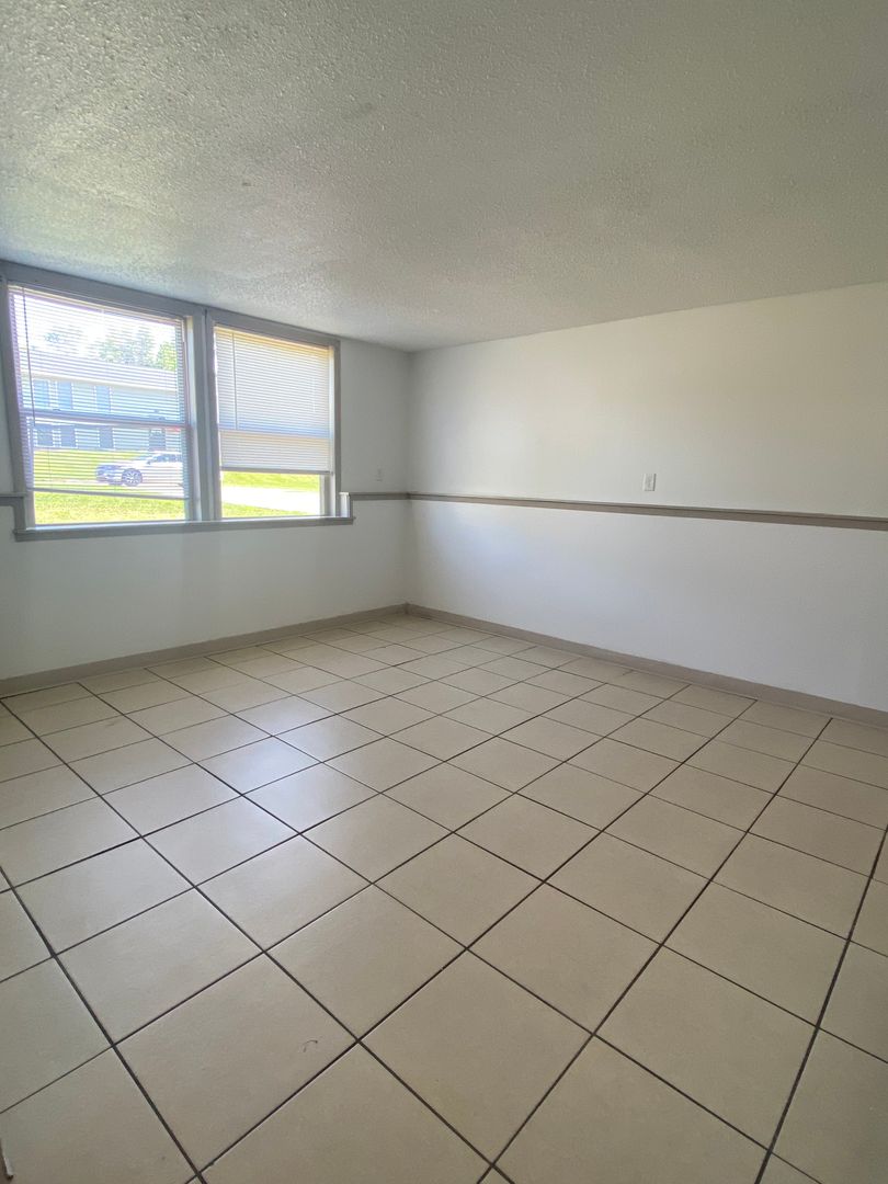 Marshalltown Apartment: 407 Melody Lane