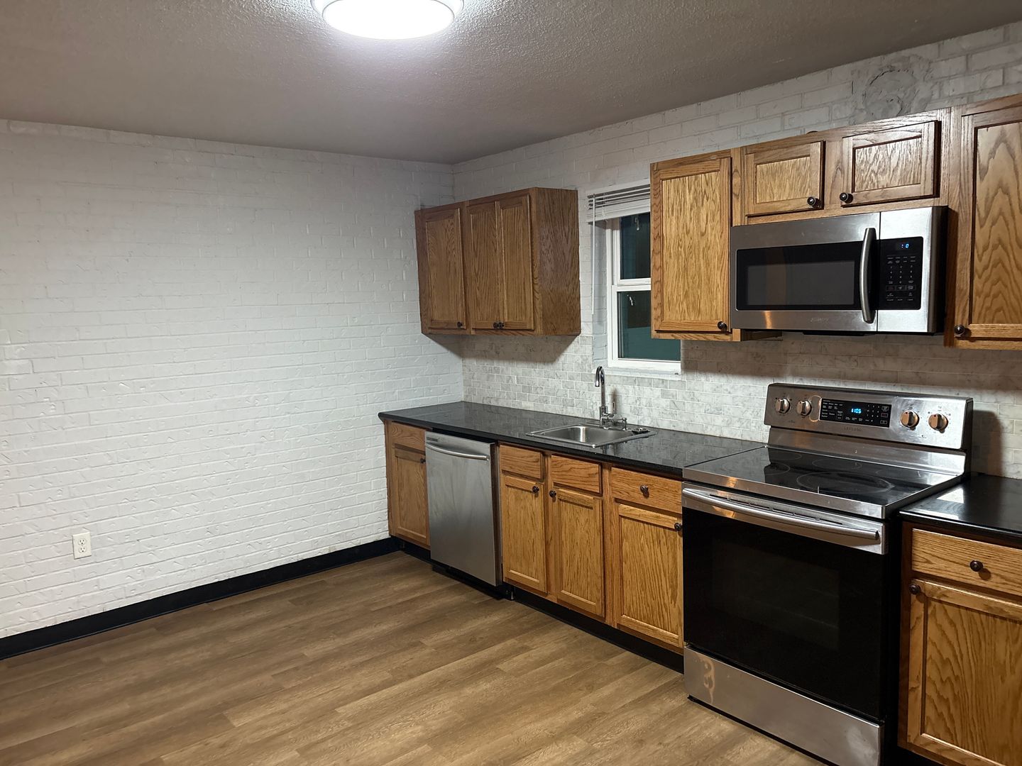 Searcy Apartment: 1104 E Race Ave