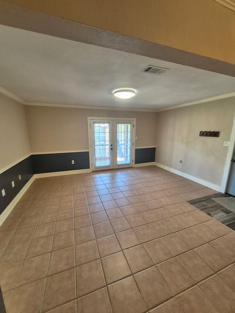 Searcy Apartment: 2103 W Beebe Capps Expy
