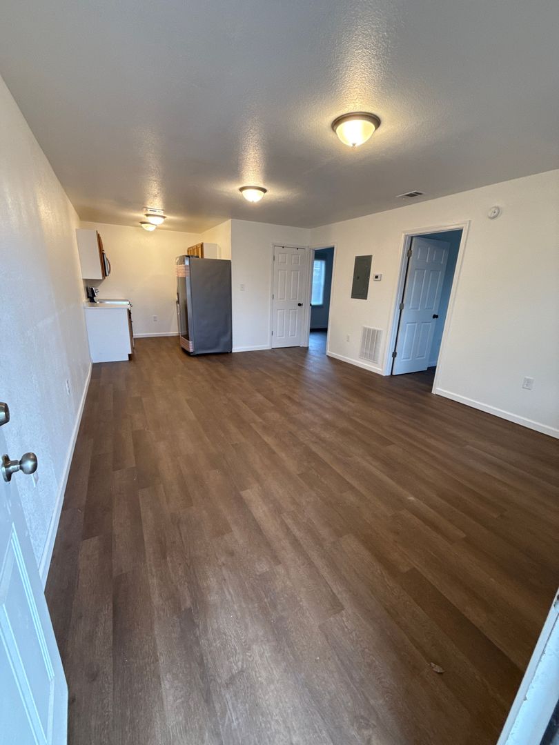 Searcy Apartment: 1104 E Race Ave