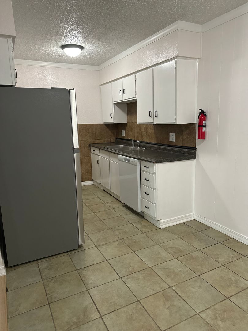 Searcy Apartment: 2103 W Beebe Capps Expy