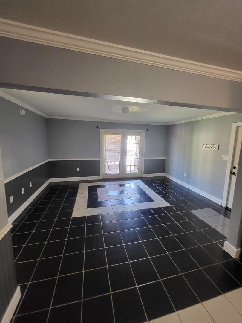 Searcy Apartment: 2103 W Beebe Capps Expy