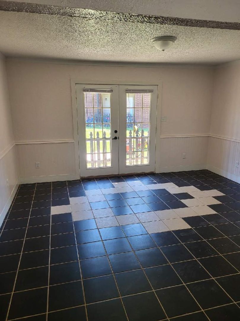 Searcy Apartment: 2103 W Beebe Capps Expy