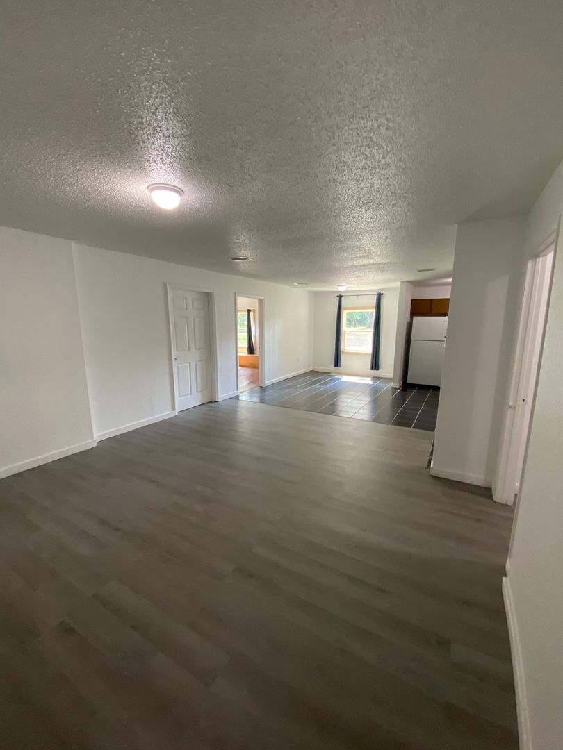 Searcy Apartment: 2103 W Beebe Capps Expy