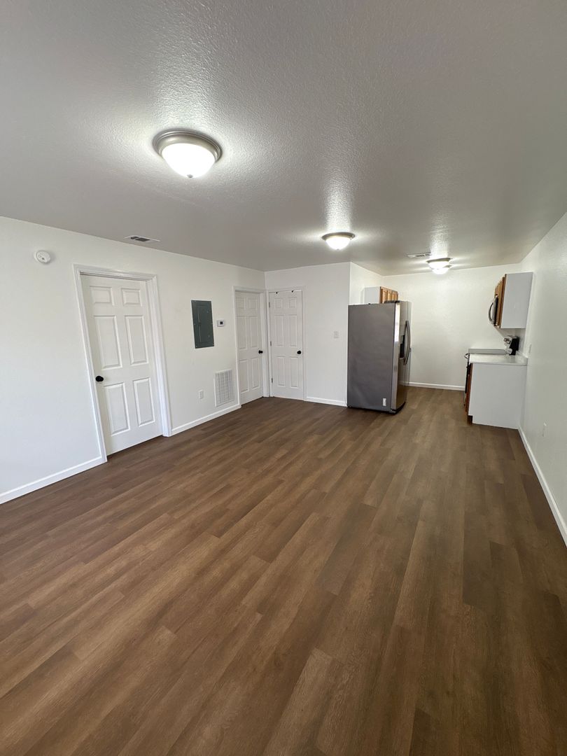 Searcy Apartment: 1104 E Race Ave