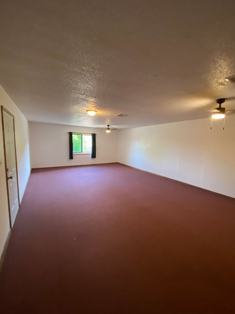 Searcy Apartment: 1909 North Main Street