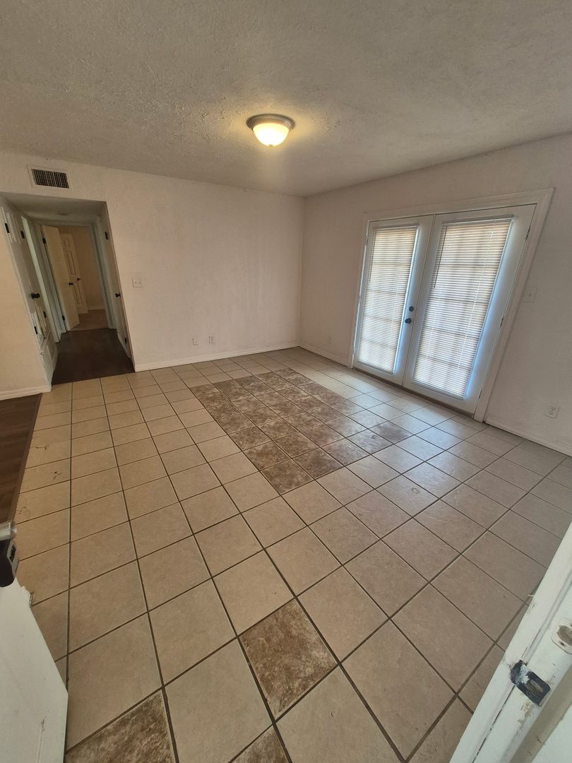 Searcy Apartment: 2103 W Beebe Capps Expy