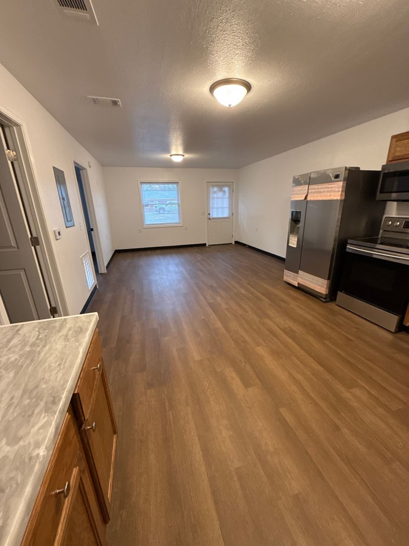 Searcy Apartment: 1104 E Race Ave