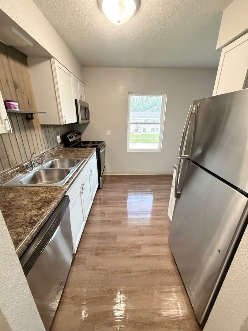 Marshalltown Apartment: 404 Melody Lane