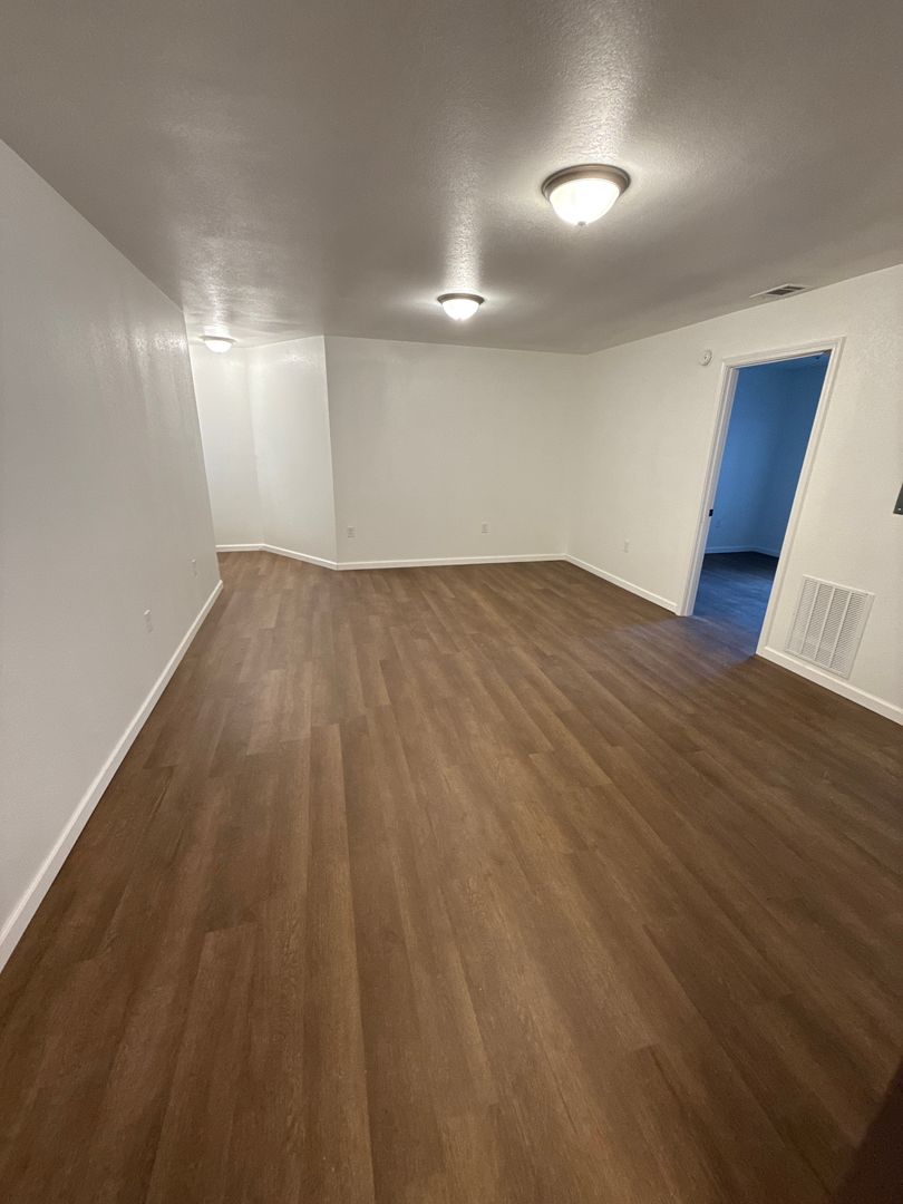 Searcy Apartment: 1104 E Race Ave