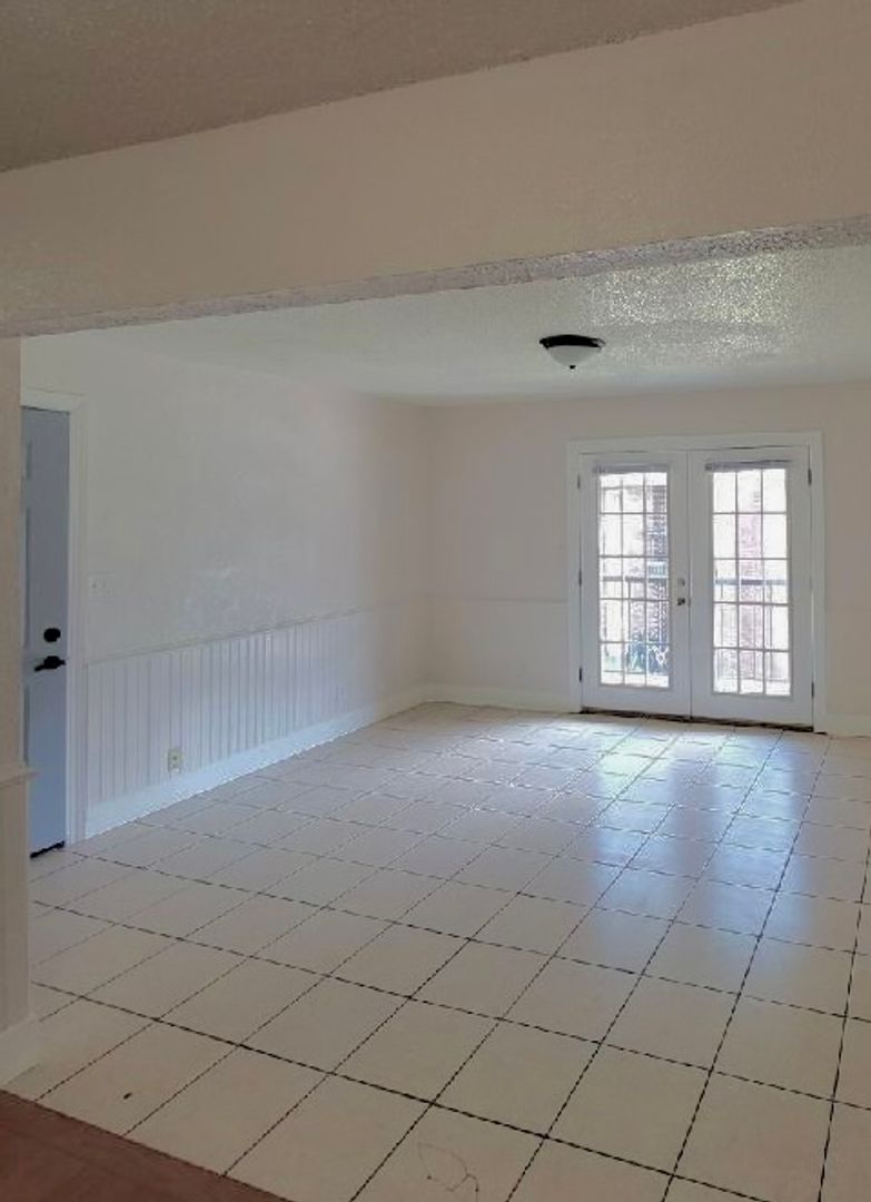 Searcy Apartment: 2103 W Beebe Capps Expy