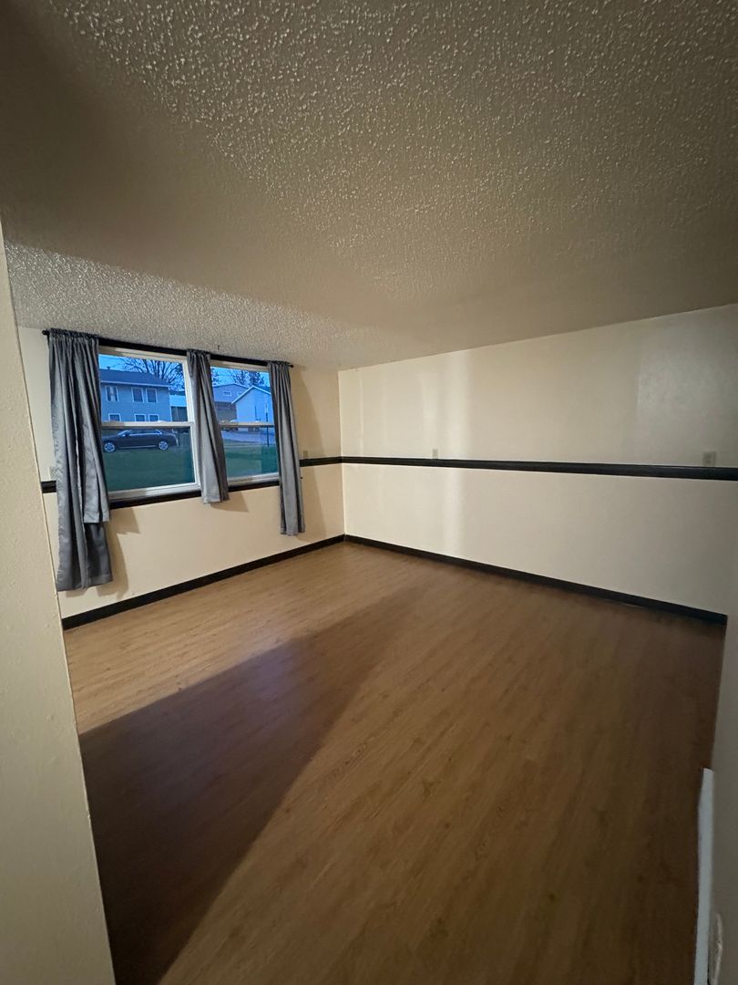 Marshalltown Apartment: 405 Melody Lane