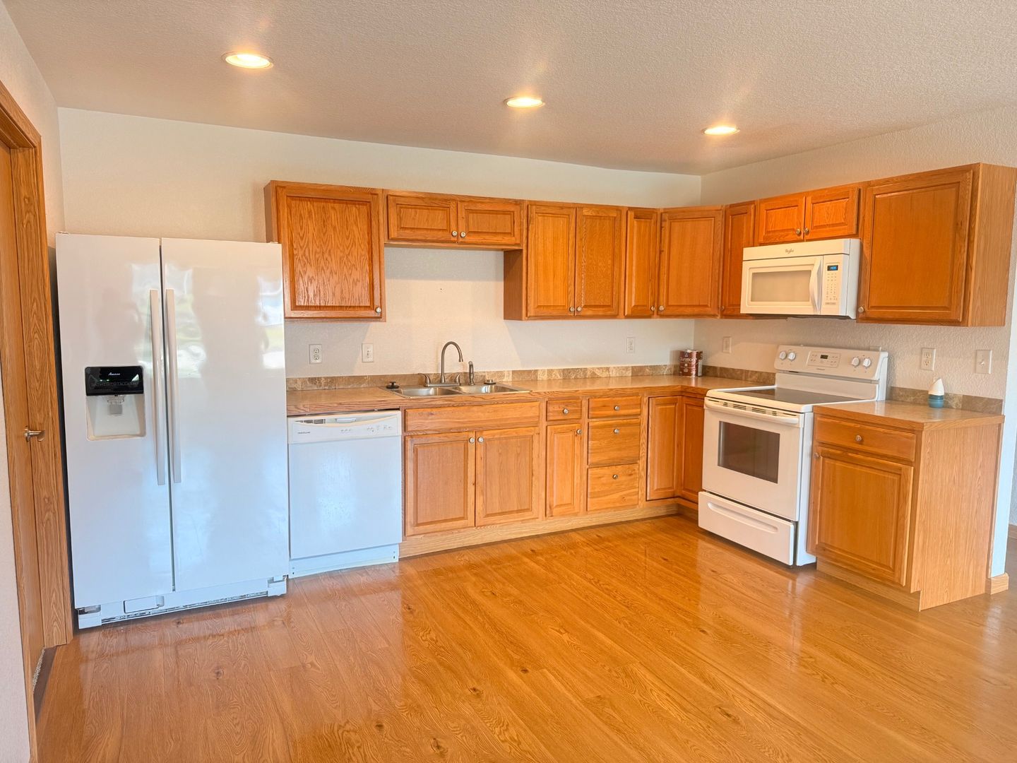 Tama Apartment: 1305 Country Club
