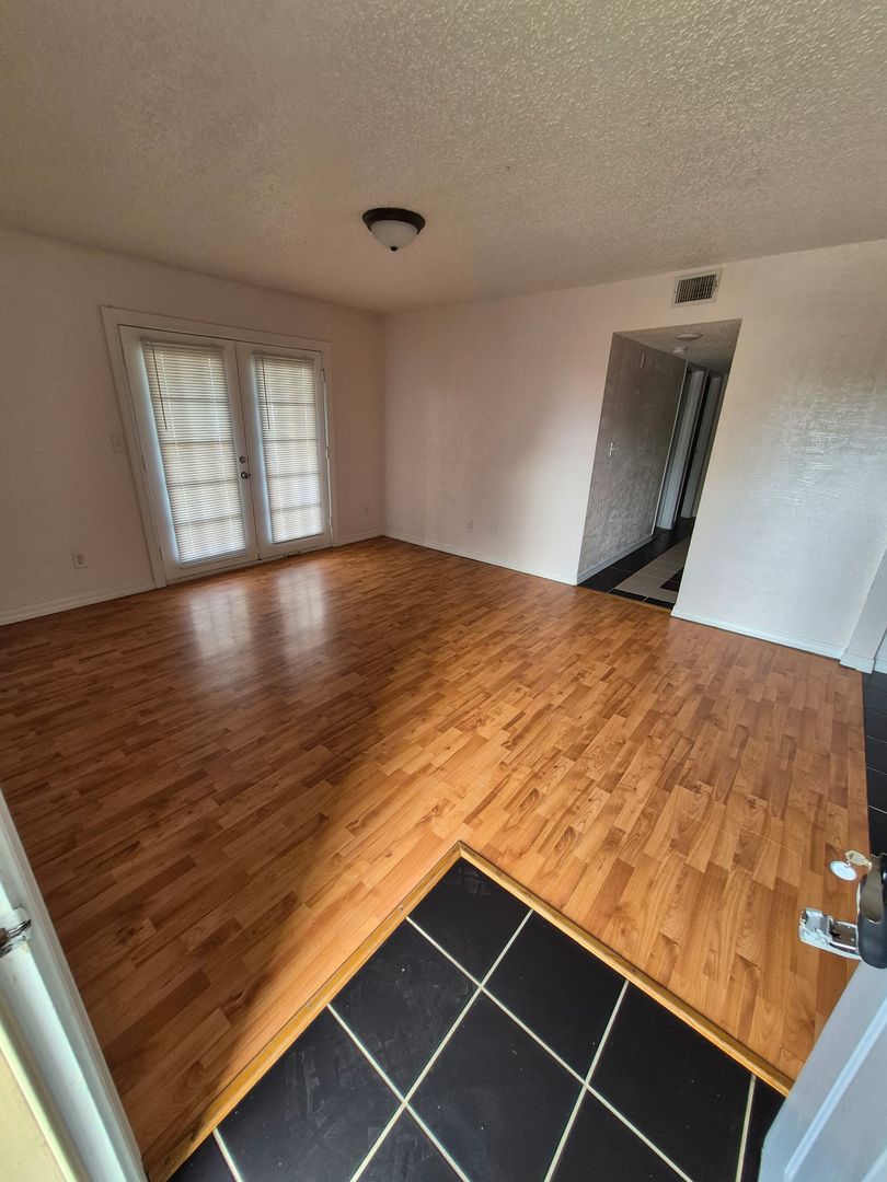 Searcy Apartment: 2103 W Beebe Capps Expy