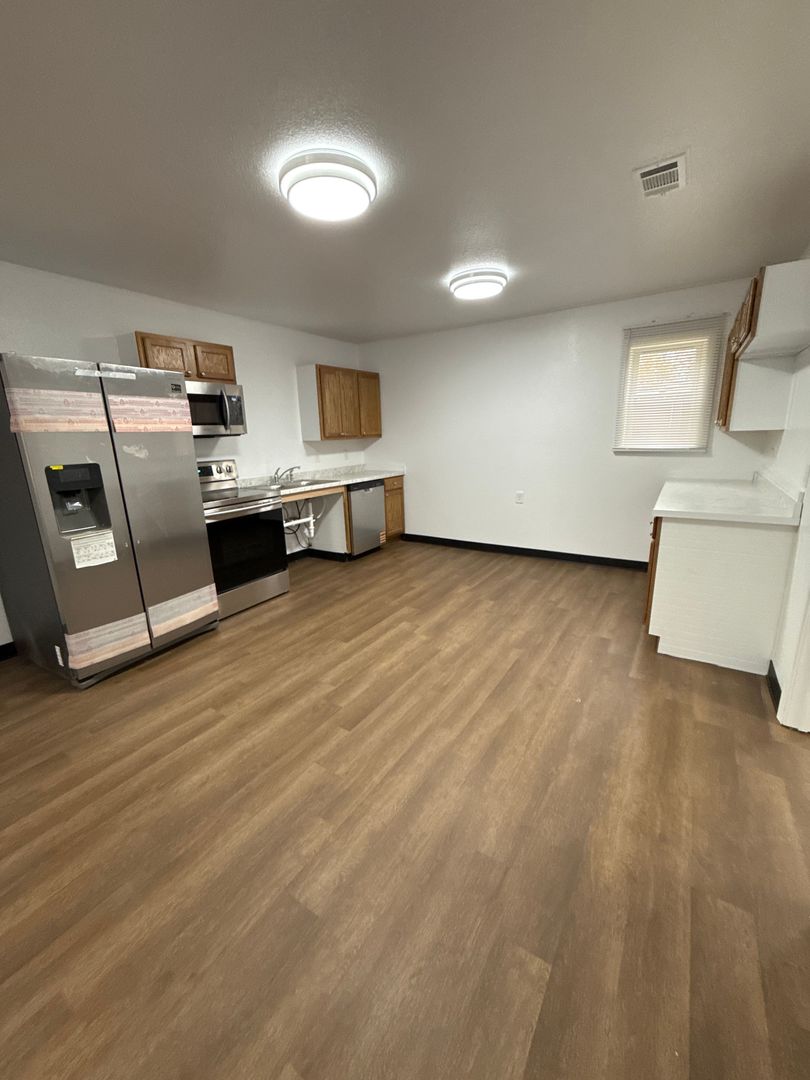 Searcy Apartment: 1104 E Race Ave