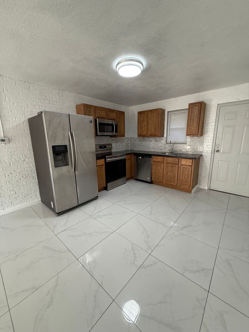 Searcy Apartment: 1104 E Race Ave