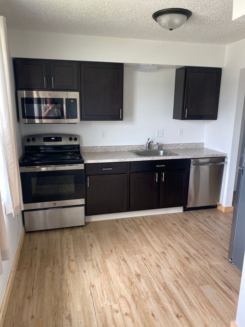 Marshalltown Apartment: 406 Melody Lane