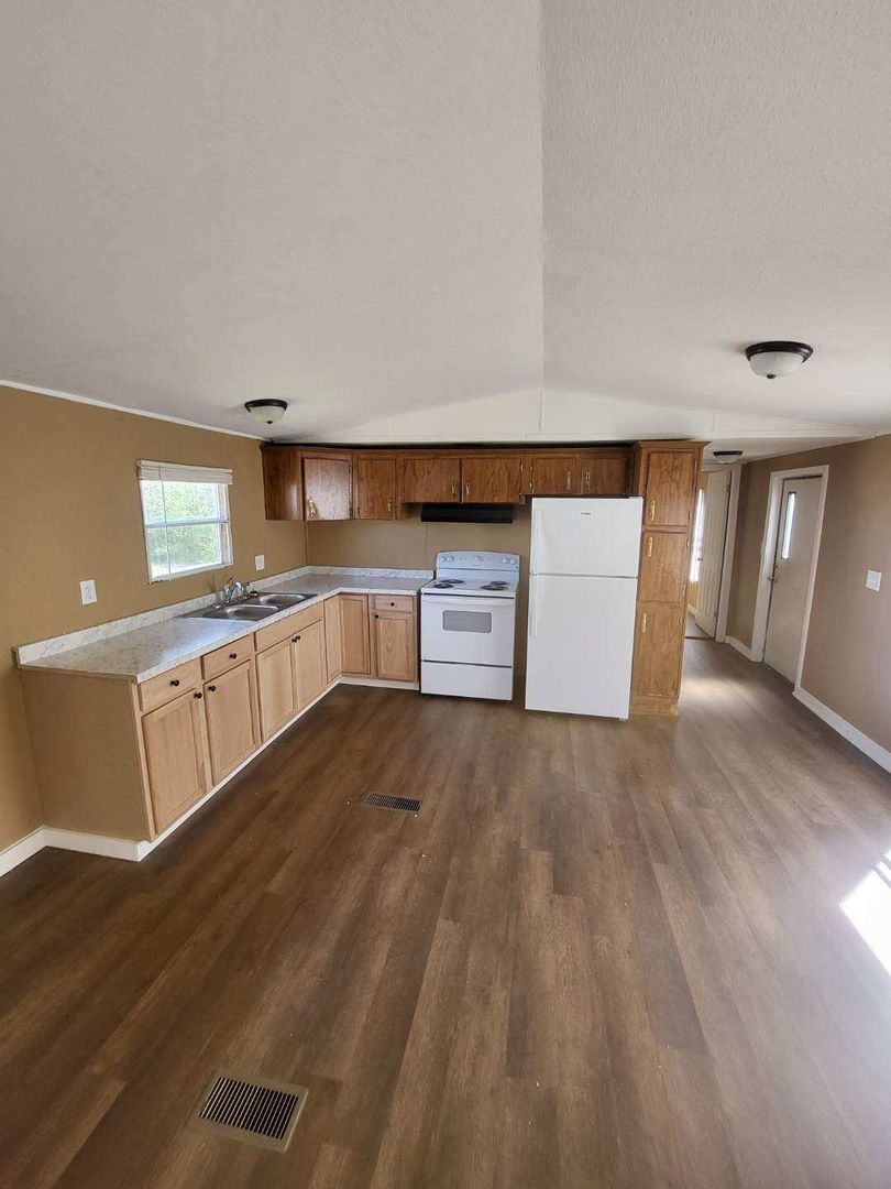 Searcy Apartment: 1891 North Main Street