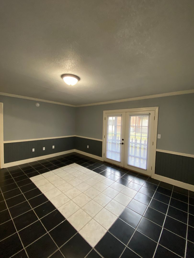 Searcy Apartment: 2103 W Beebe Capps Expy