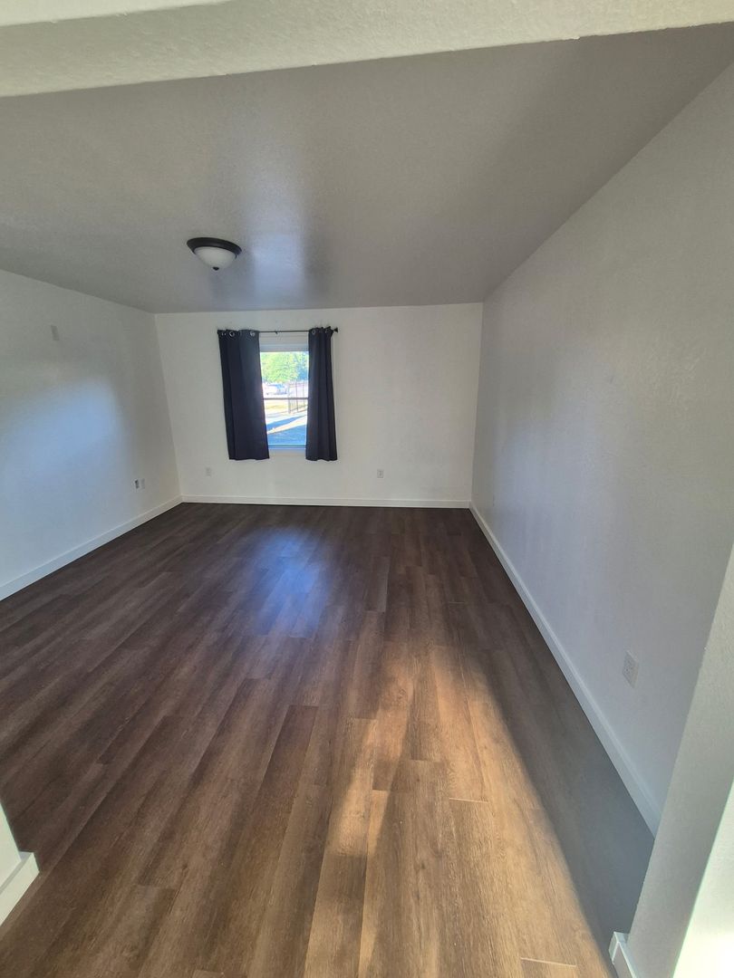Searcy Apartment: 1104 E Race Ave