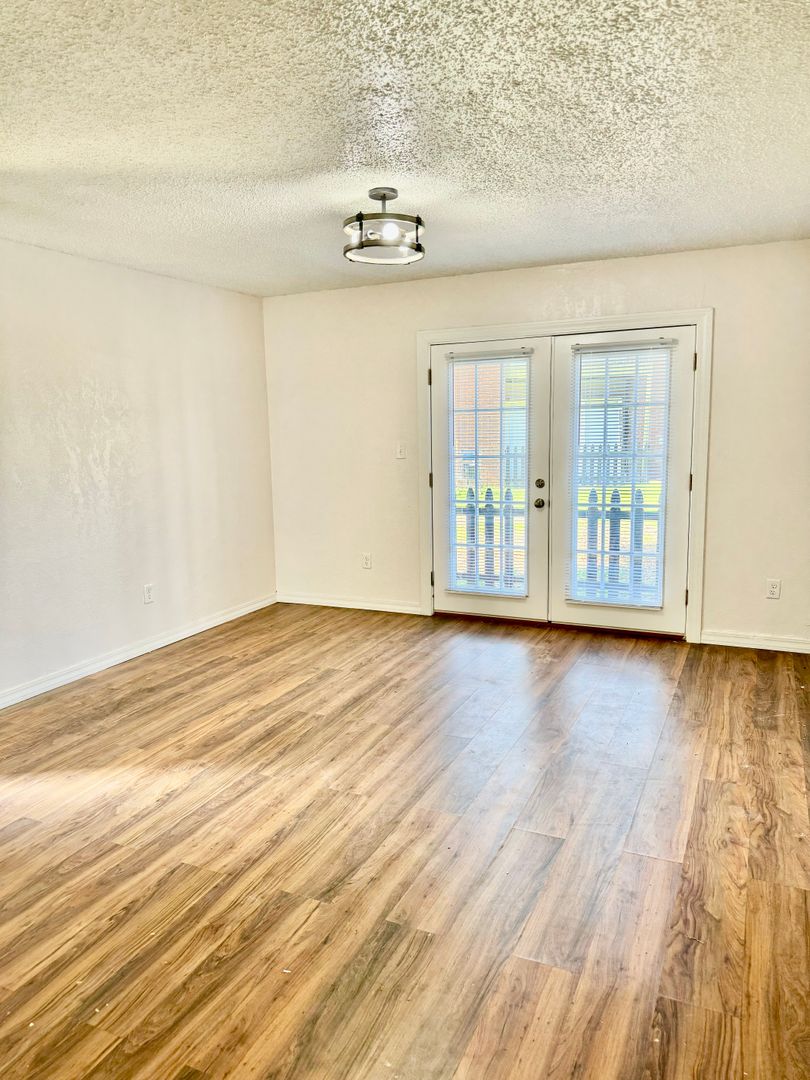 Searcy Apartment: 2103 W Beebe Capps Expy