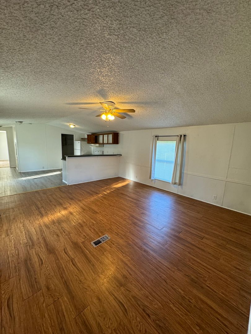 Searcy Apartment: 1891 North Main Street