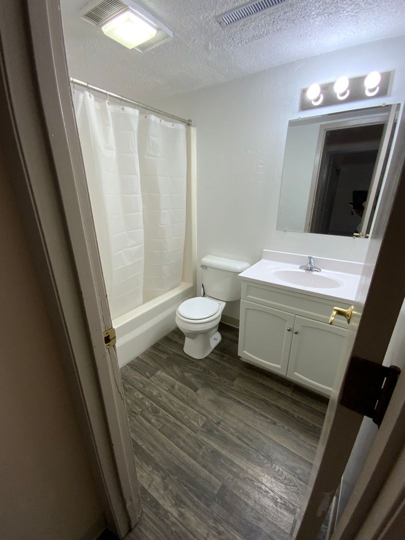 Marshalltown Apartment: 409 Melody Lane