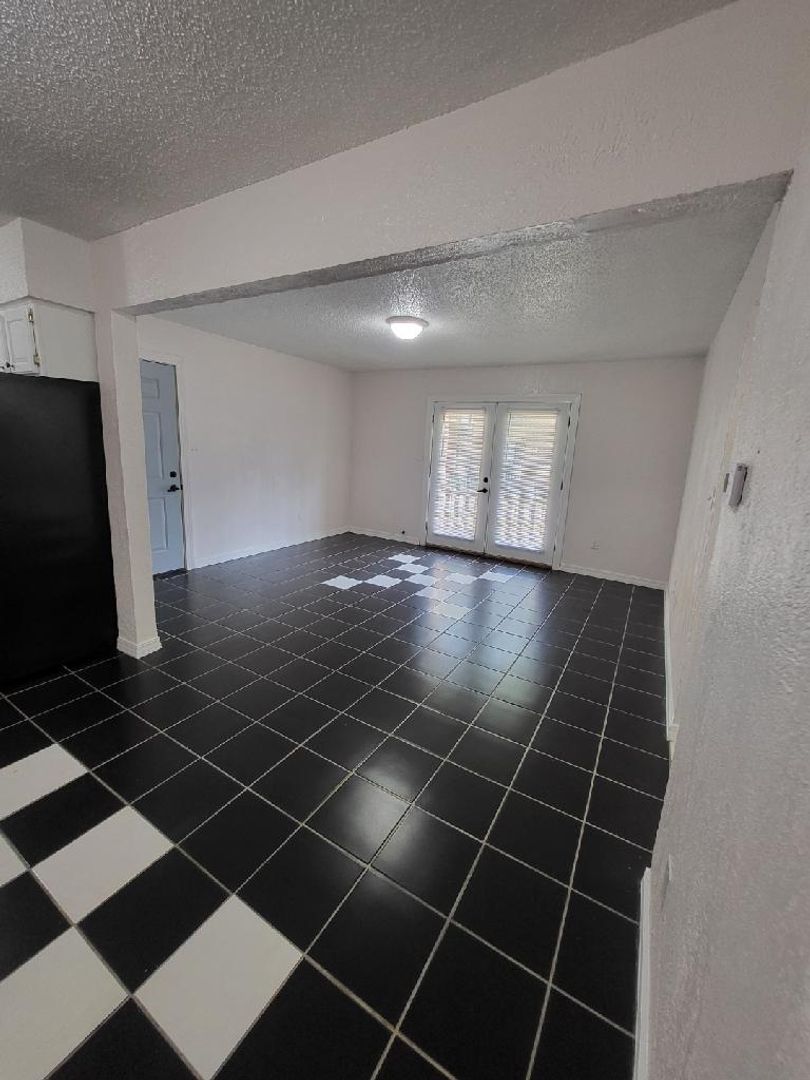 Searcy Apartment: 2103 W Beebe Capps Expy