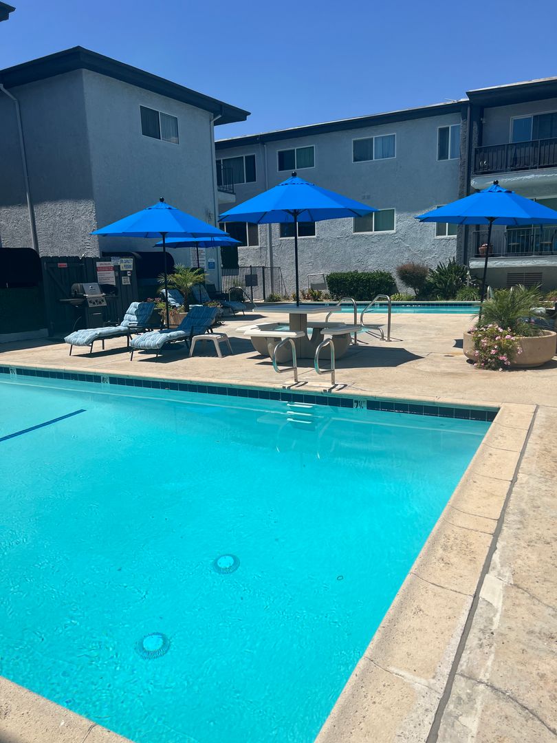 Chatsworth Apartment: 21700 - 21734 Septo St