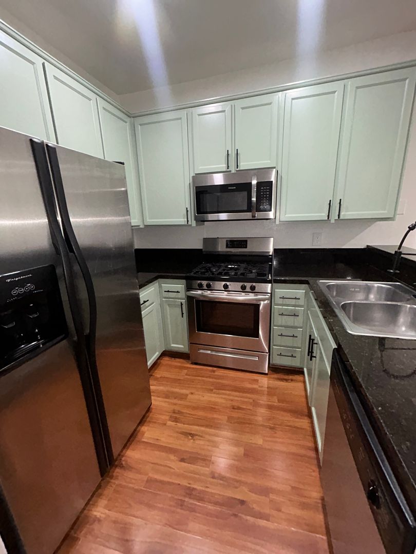 Toluca Lake Apartment: 10650 Moorpark St