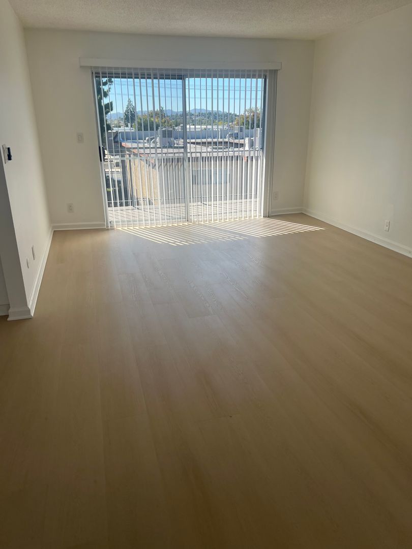 Chatsworth Apartment: 21700 - 21734 Septo St