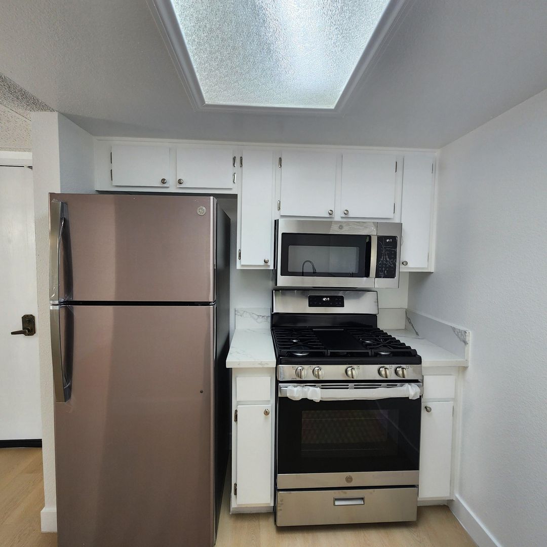 Santa Clarita Apartment: 24724 Valley St.