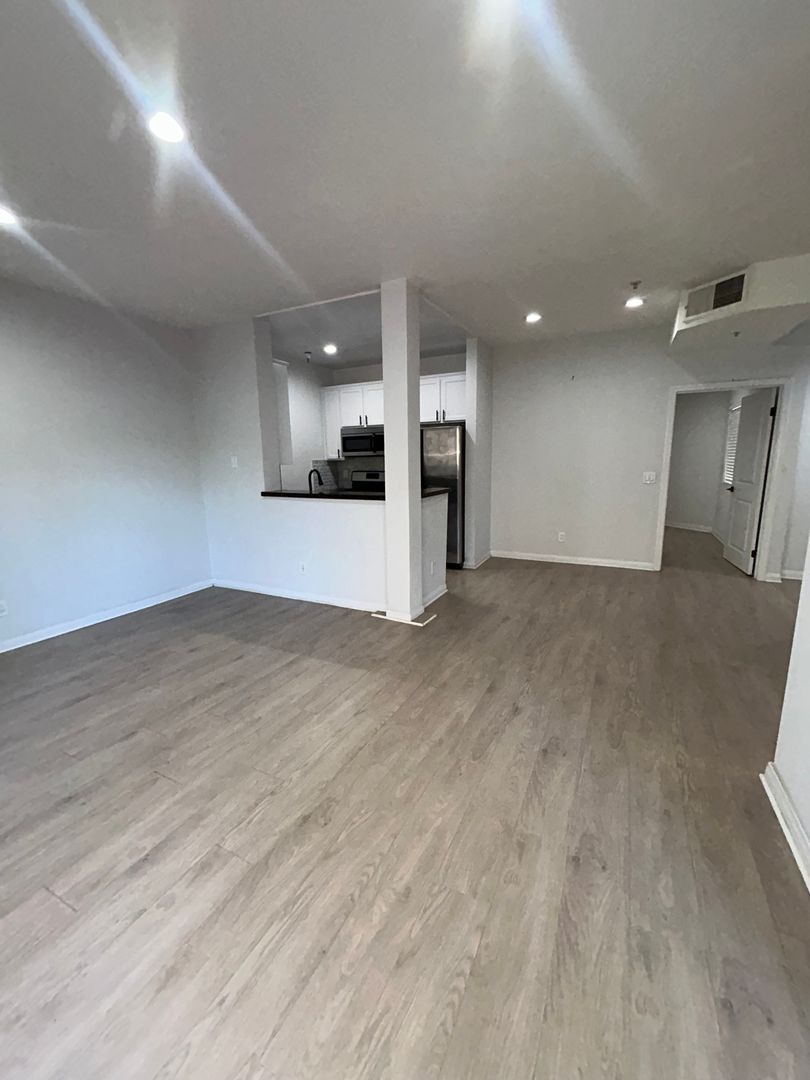 Toluca Lake Apartment: 10650 Moorpark St