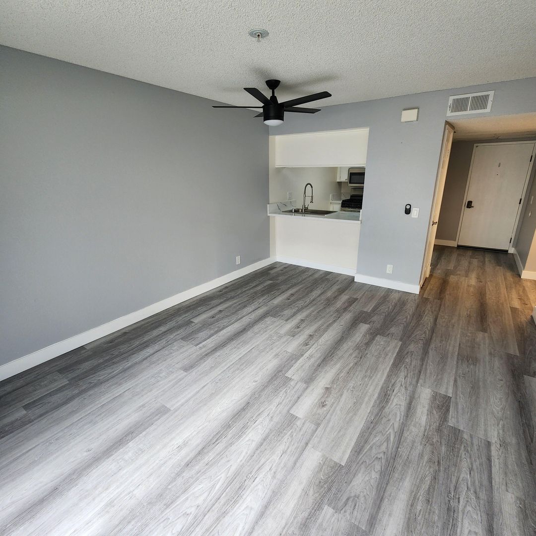 Santa Clarita Apartment: 24724 Valley St.
