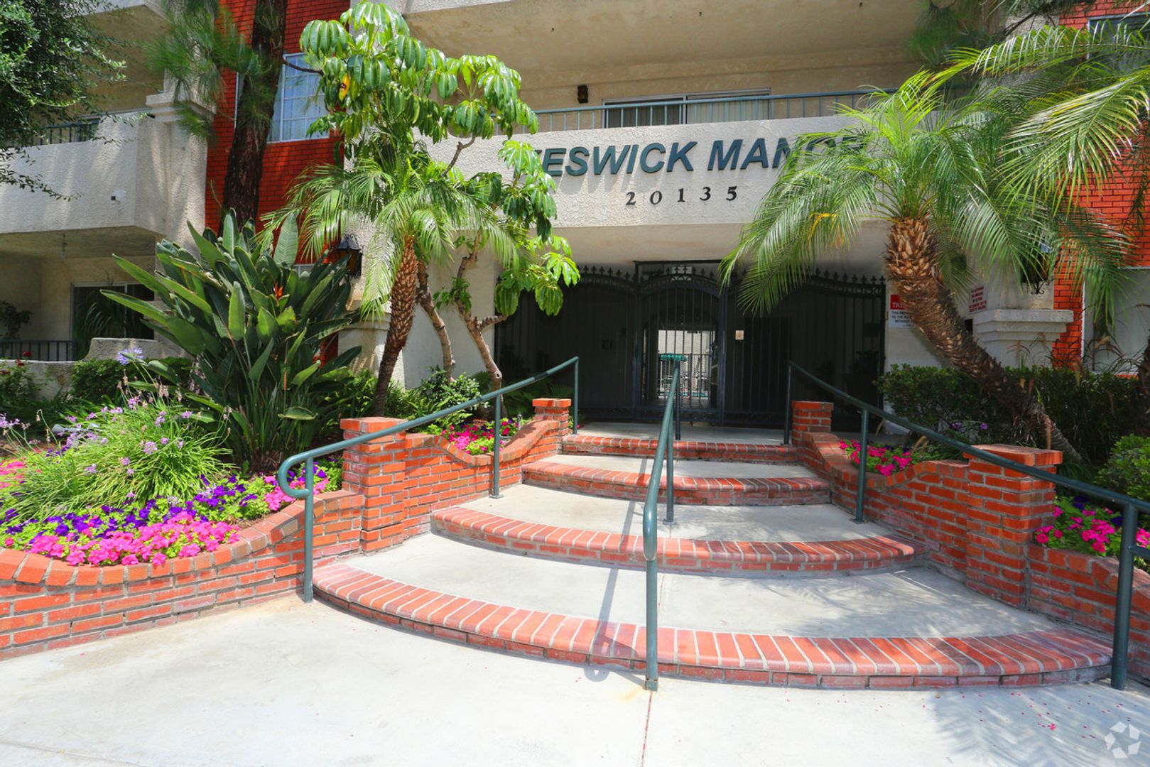 Winnetka Apartment: 20135 Keswick St