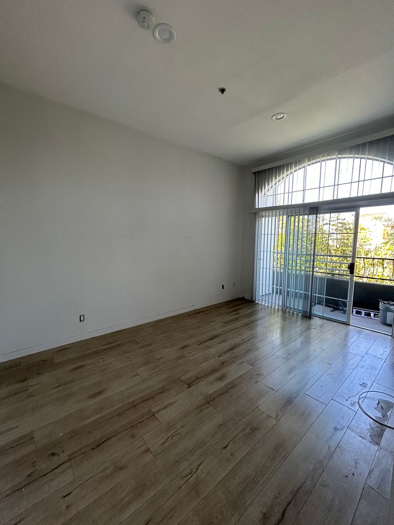Toluca Lake Apartment: 10650 Moorpark St
