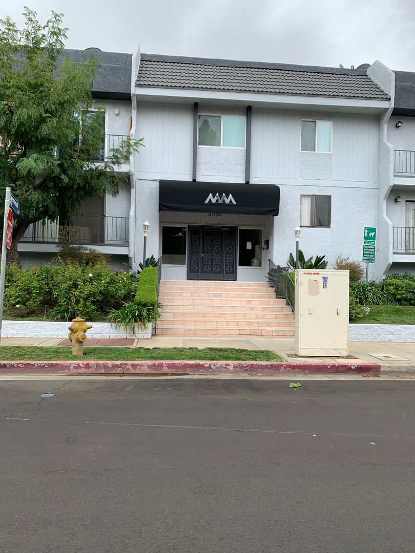 Chatsworth Apartment: 21700 - 21734 Septo St