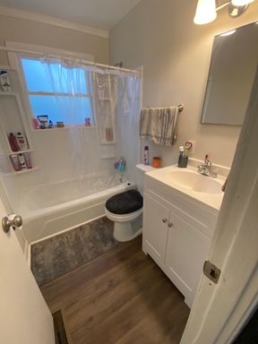 Renovated 2bd Apt in Waynesboro 3 mins from I64 washer & dryer, off street parking – photo 1