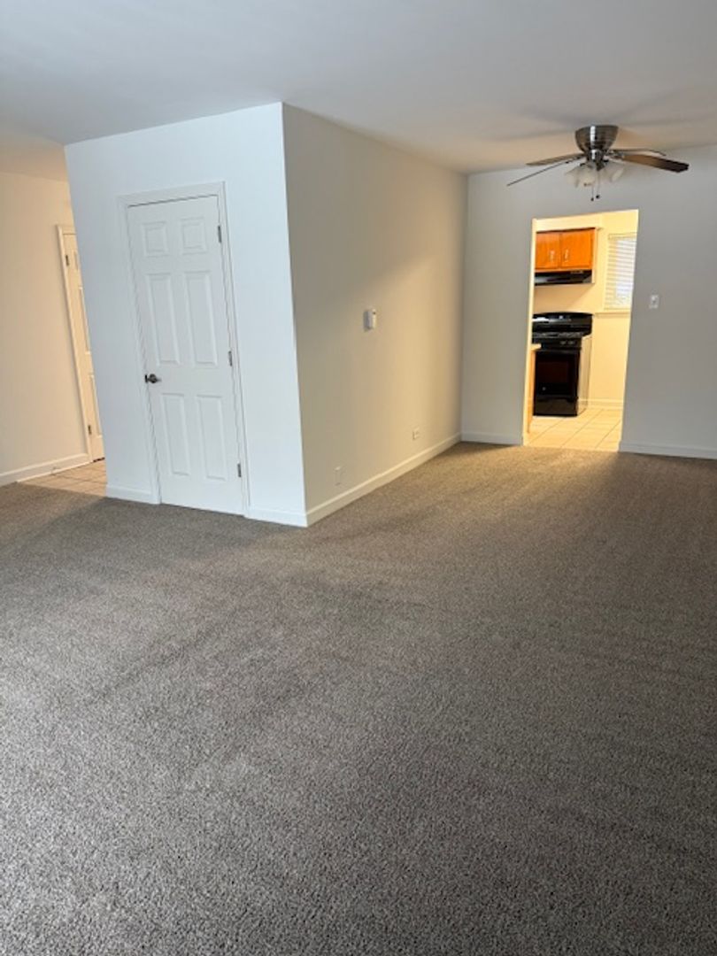 Glen Ellyn Apartment: 1250 Old Bond Ct