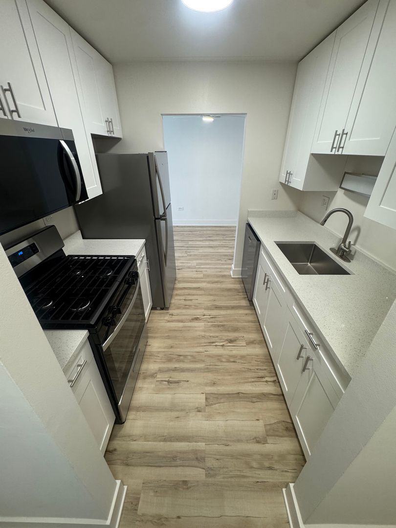 Wheeling Apartment: 62 S. Wolf Road
