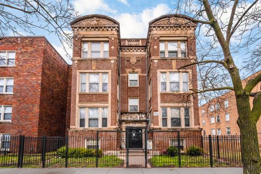 Spacious 3 bed, 2 bath in Bronzeville In-Unit Laundry – photo 1