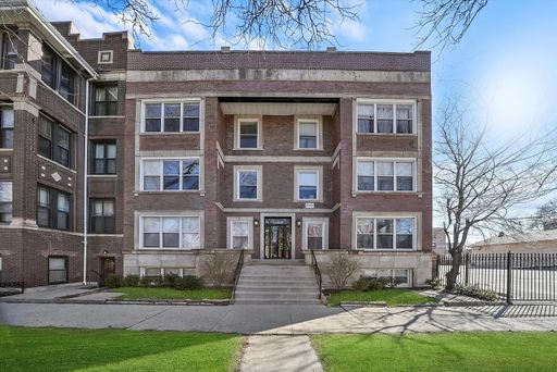 Spacious 3 Bed / 2 Bath in Bronzeville | In-Unit Laundry + Enclosed Parking – photo 1